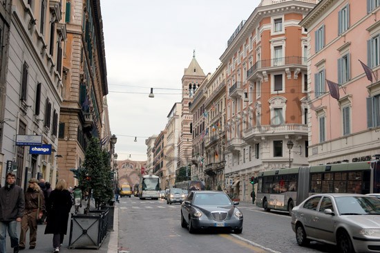 Attrazioni e curiosità passeggiando lungo Via Nazionale a Roma